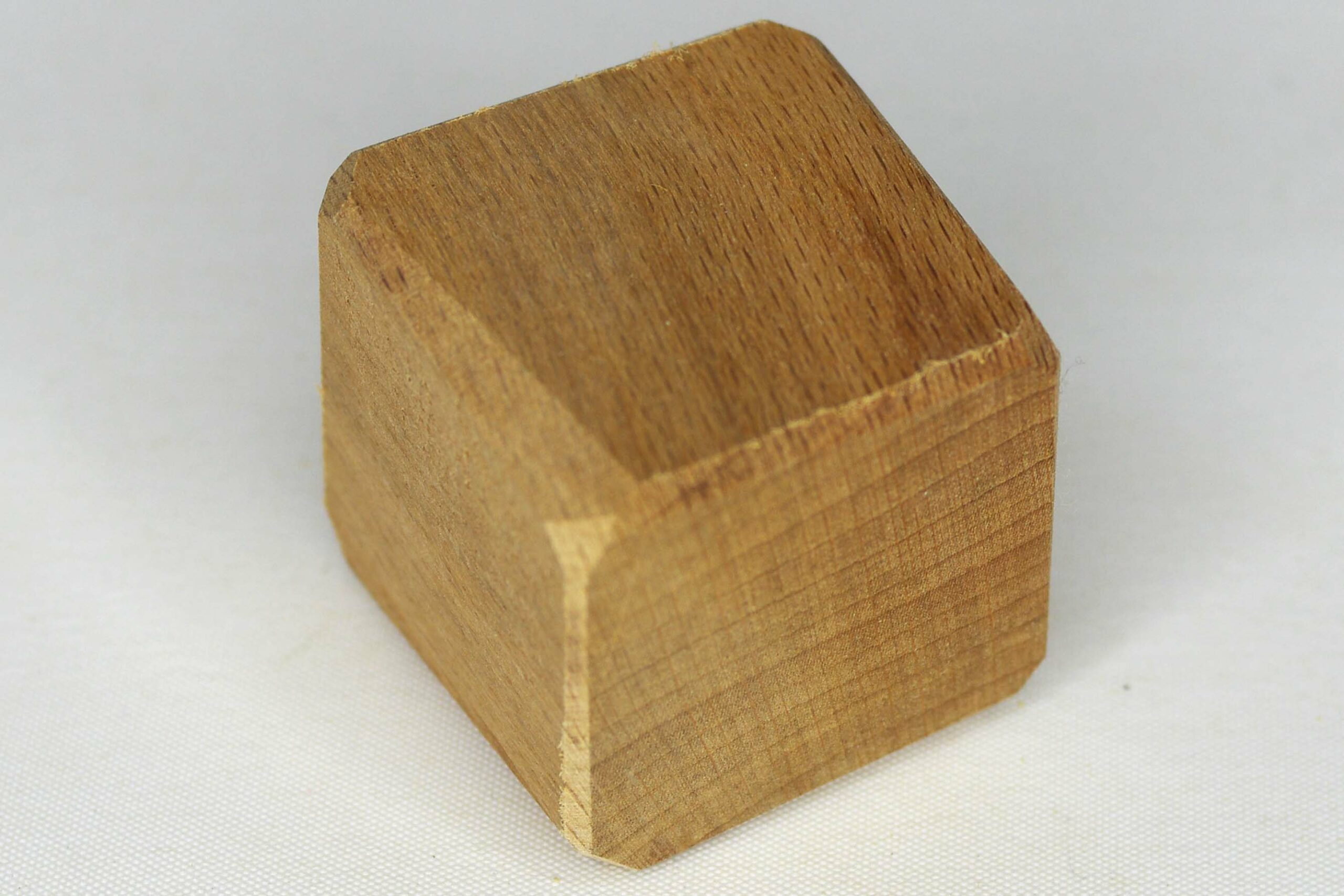 Cubo de madera de haya de acabado natural